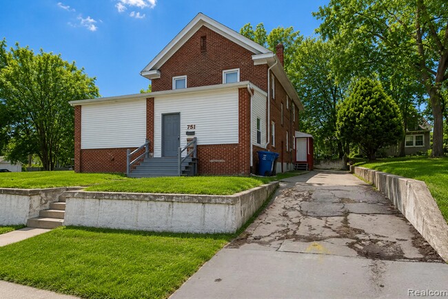 Building Photo - 751 Dupont St
