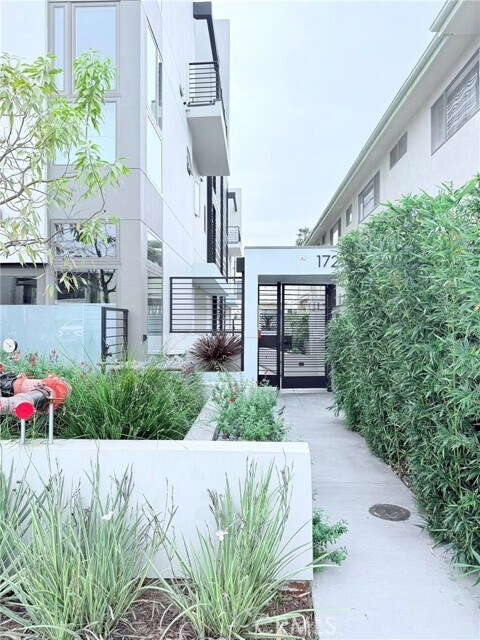 Foto del edificio - 1729 S Barrington Ave