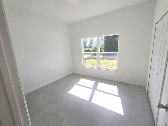 Foto del edificio - 3373 Gossamer Ave