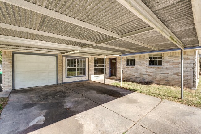 Building Photo - 3214 Beaverhead Cir