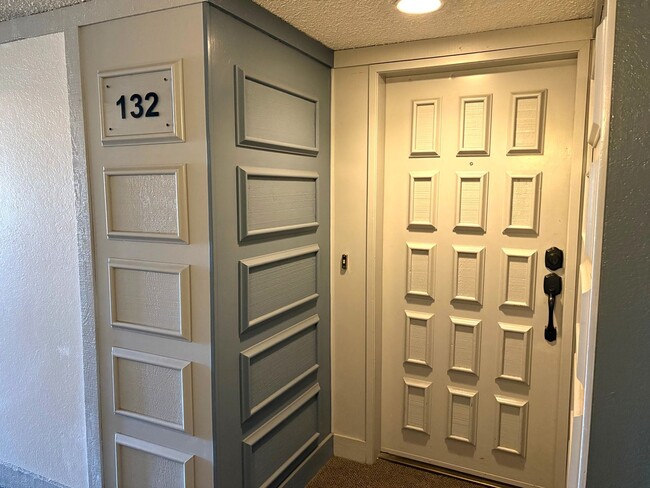 Foto del edificio - Updated Single-Level Condo in Mission Ridg...