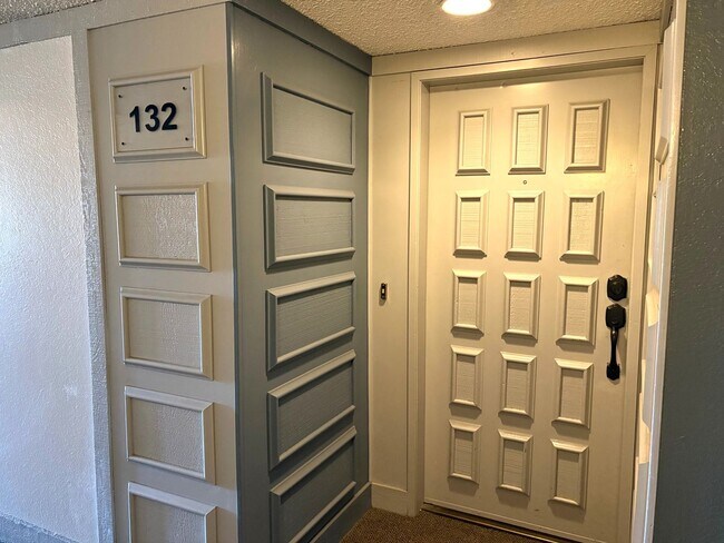 Foto del edificio - Updated Single-Level Condo in Mission Ridge with Resort-Style Amenities