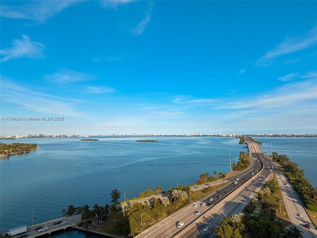 Foto del edificio - 601 NE 36th St