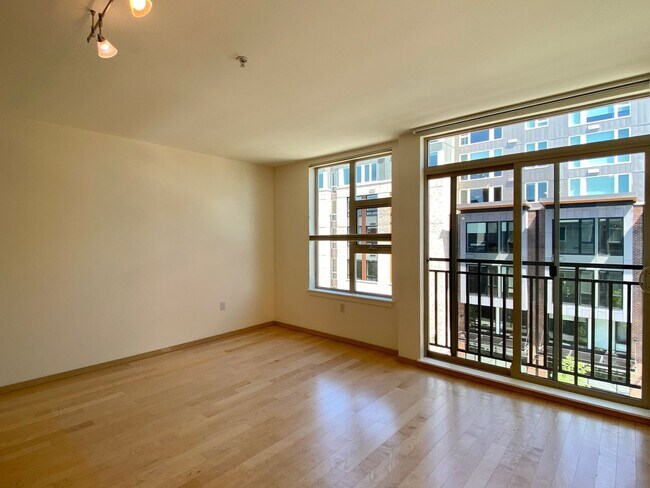 Building Photo - Studio Ready For Move In! Parking Included!