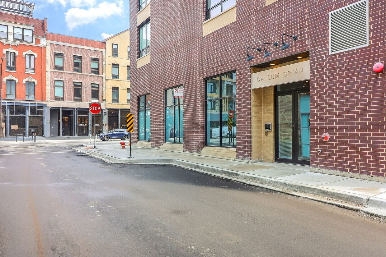 Primary Photo - 680 N Milwaukee Ave