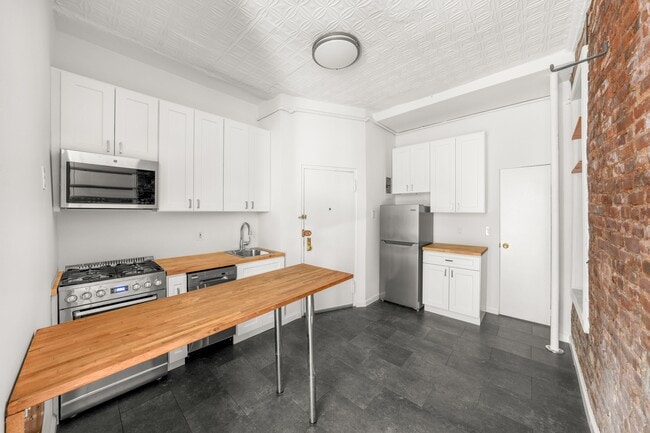 Building Photo - 316 Mott St