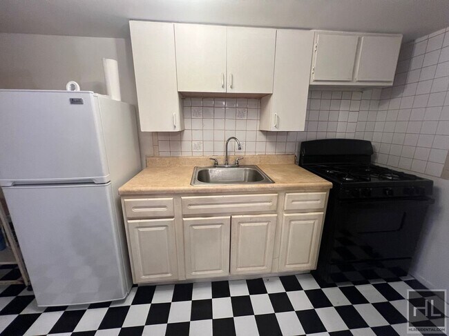 Building Photo - LARGE 1 BEDROOM  SEMI-BASEMENT 930 EAST 32...