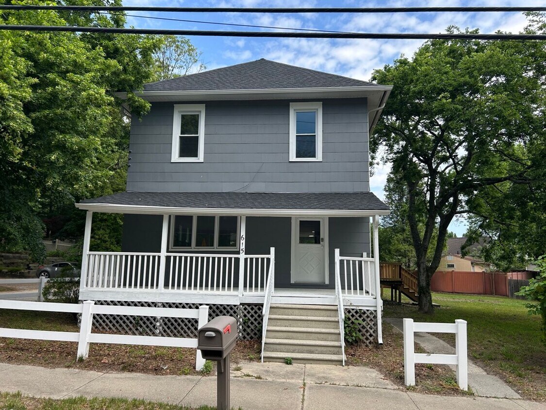 Primary Photo - Available Now Recently Renovated 3 Bedroom...