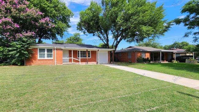 Building Photo - 816 Sandell Dr