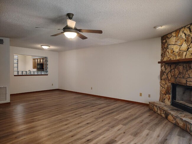 Foto del edificio - 3110 Paddle Creek Dr
