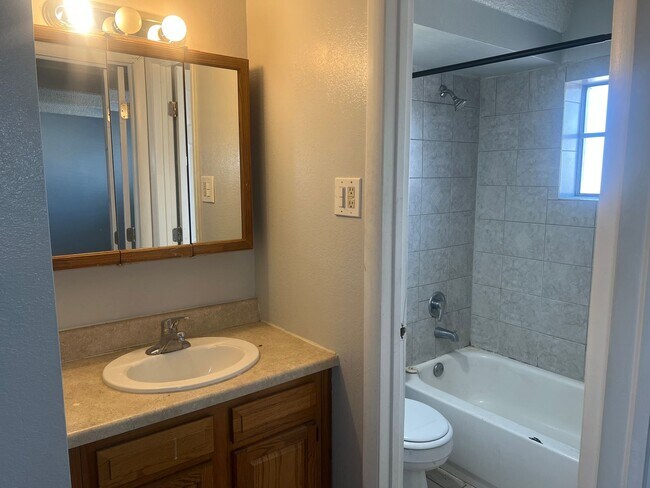 Foto del edificio - 1 bedroom condo in Yosemite Court Condominiums! Available Now!
