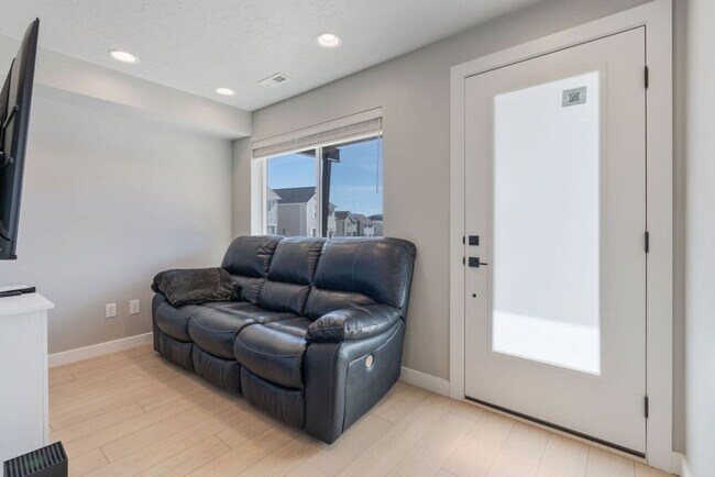 Foto del edificio - 6831 Silver Creek Dr