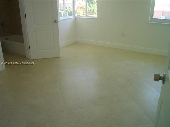 Building Photo - 2880 Pine Tree Dr