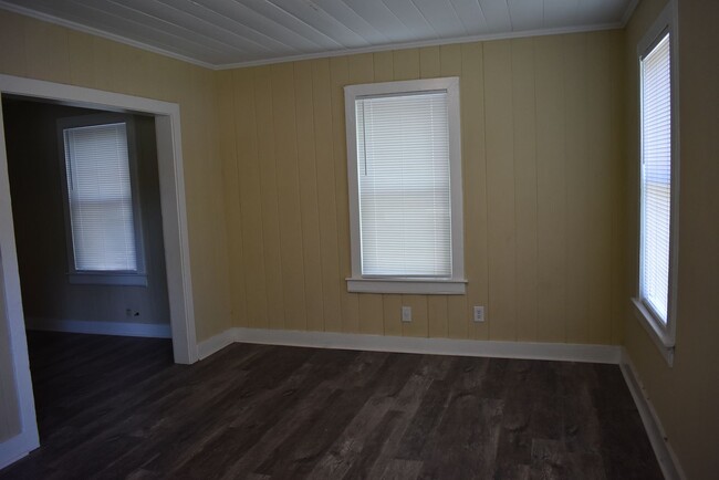 Building Photo - Convenient to downtown