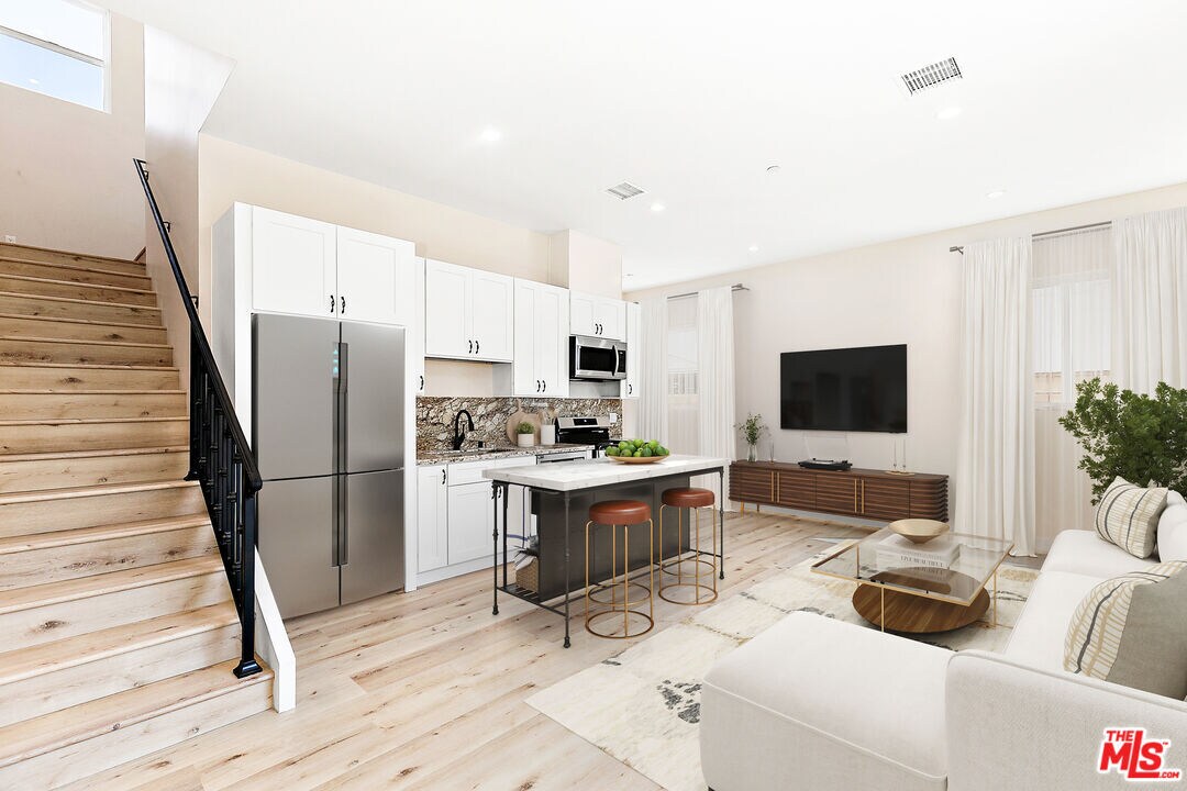 Foto principal - 16698 Moorpark St
