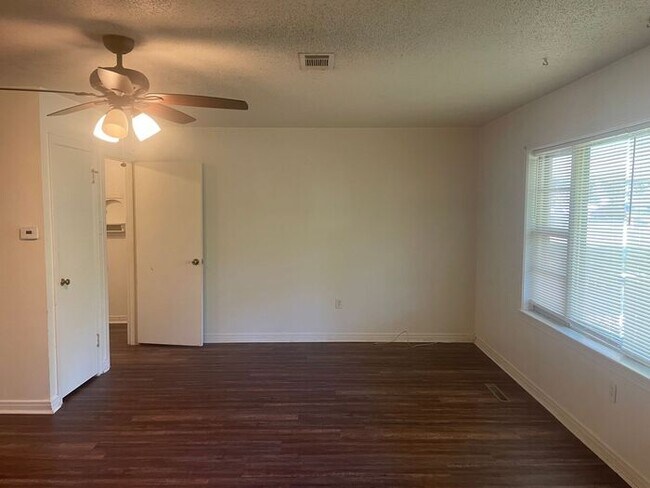 Building Photo - Downtown Conway Oversized Duplex Available...
