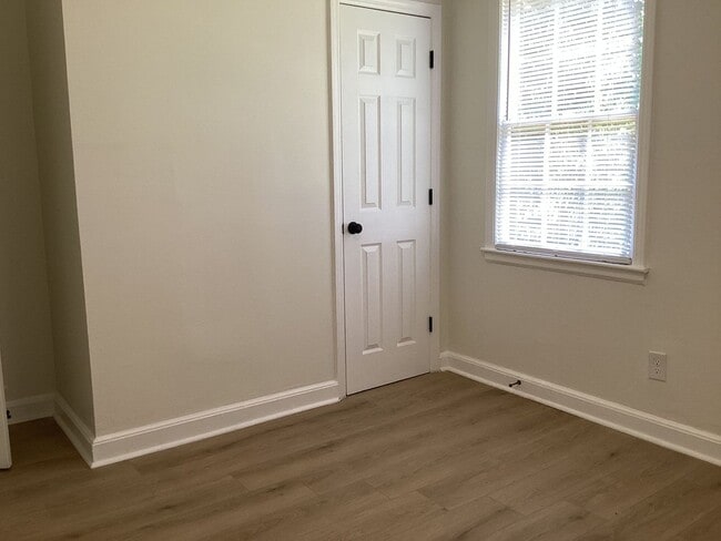 Building Photo - 3 Bed 1.5 bath House