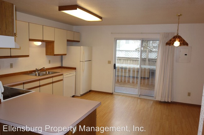 Building Photo - 2 br, 1 bath Apartment - 1108 N Alder St.