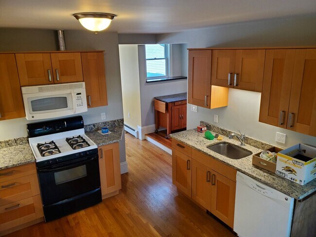 Kitchen with gas stove - 81 Prospect St