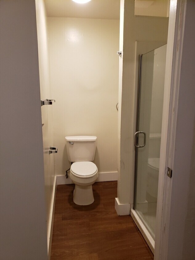 Remodeled bathroom - 1238 Shafter Ave