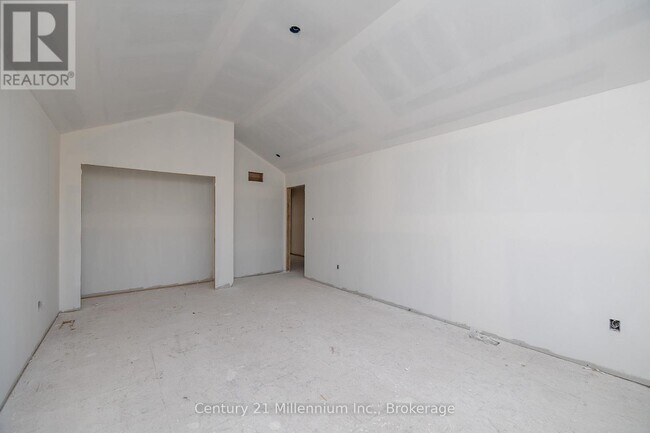 Photo du bâtiment - 18 Steinway St