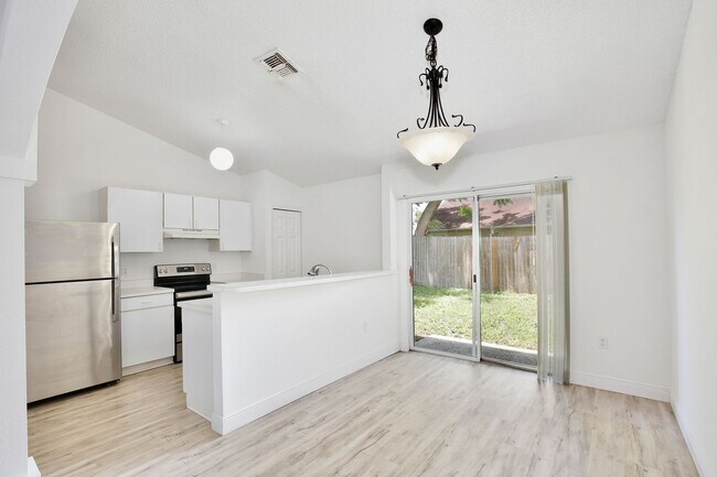 Foto del edificio - Beautiful 3/2 Home Recently Remodeled with...