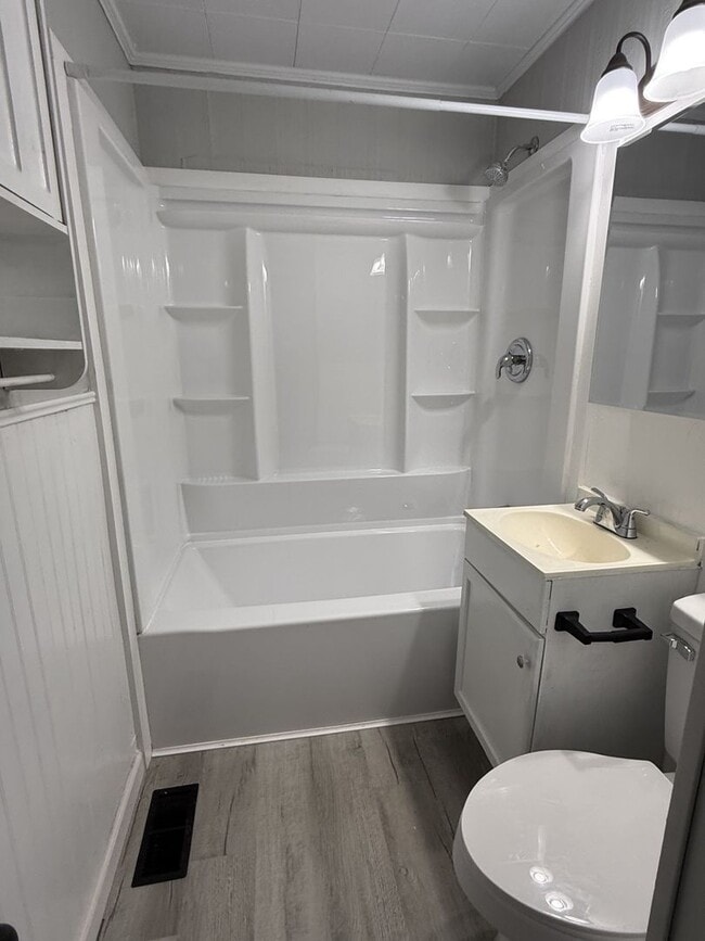 Building Photo - CUTE! Renovated 2 Bedroom, 1 Bath Home