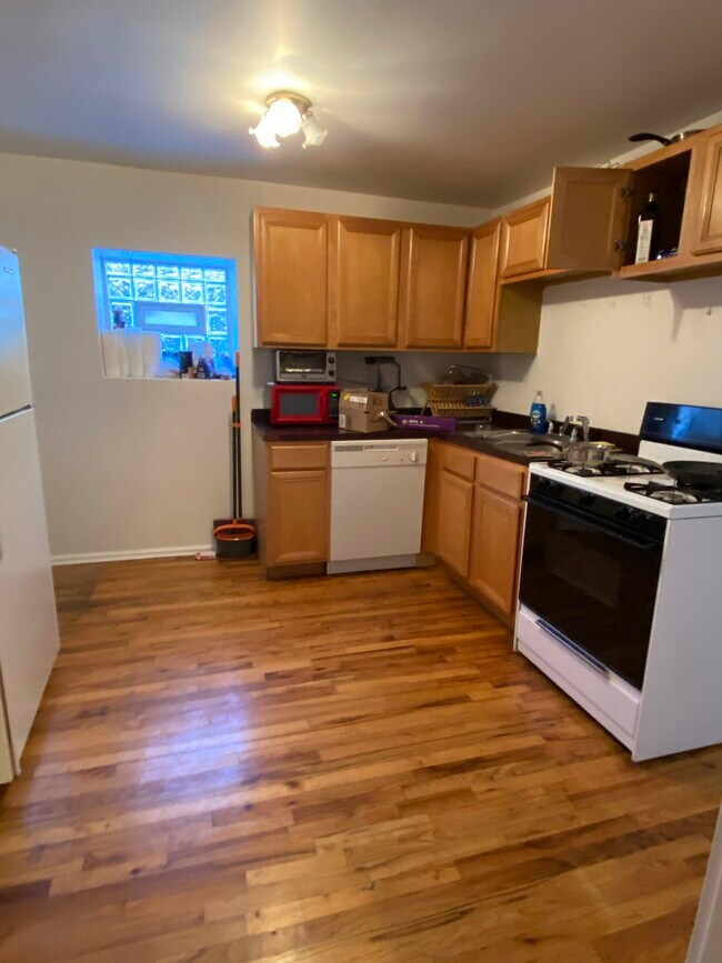 Building Photo - 2341 W Dickens Ave
