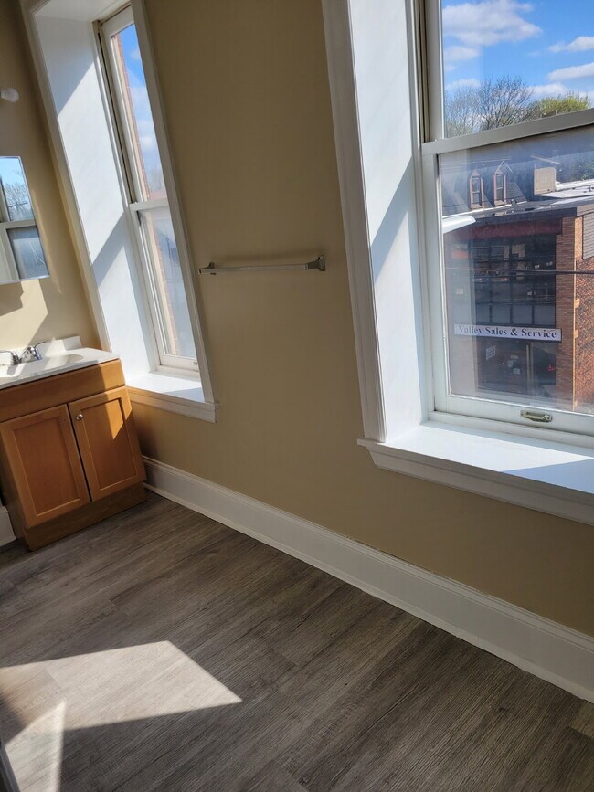 Foto del edificio - Bright Two Bedroom Apartment on Penn Ave., Wilkinsburg