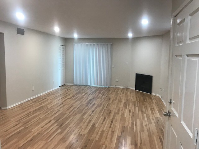 Building Photo - 1345 S Beverly Glen Blvd