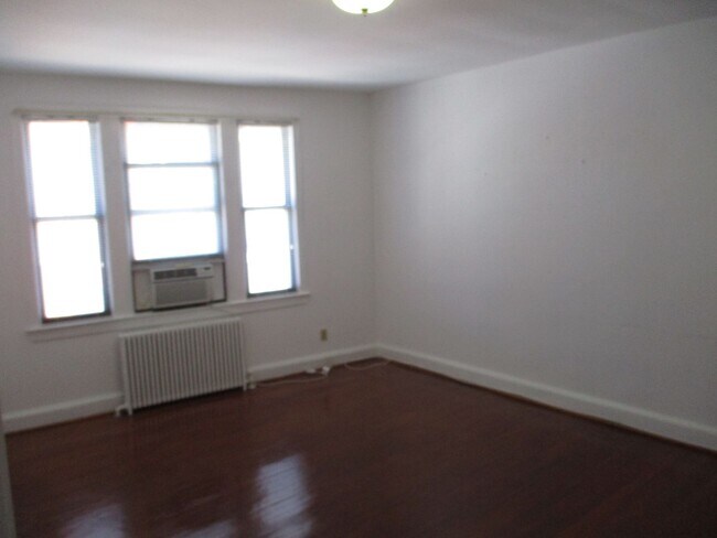 Building Photo - One bedroom Glover Park charmer