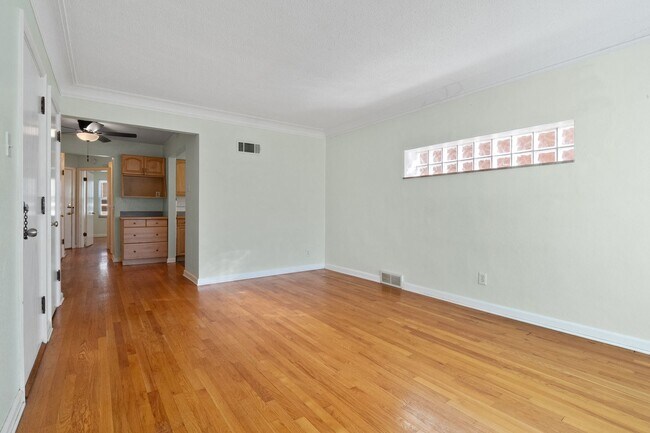 Foto del edificio - 7112-7114 Jamieson Ave