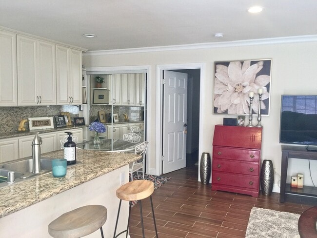 Building Photo - Luxury One Bedroom Apartment in La Jolla Village! Shared Garage Parking! AC! Washer & Dryer!