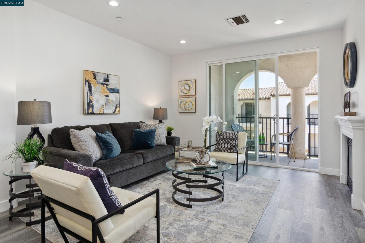 Foto principal - 3240 Maguire Way