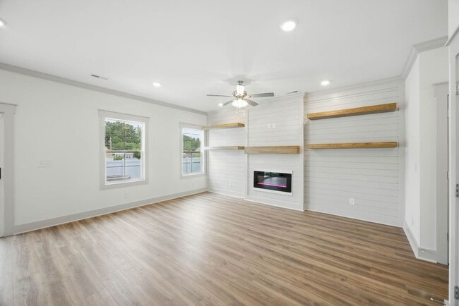 Building Photo - 3 Bedroom 2 1/2 Bath Luxury Home Near Madison Street!