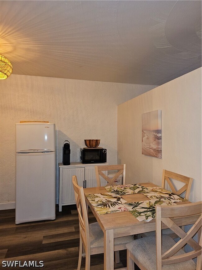 Foto del edificio - 828 Wiggins Pass Rd