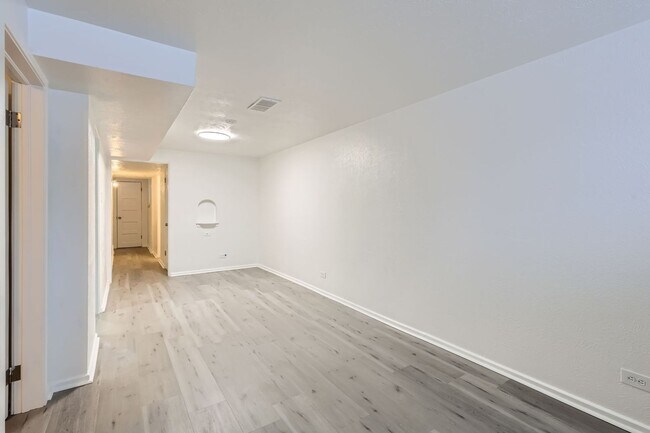 Foto del edificio - Fully Updated 2-Bed 1 Bath Garden Level Un...