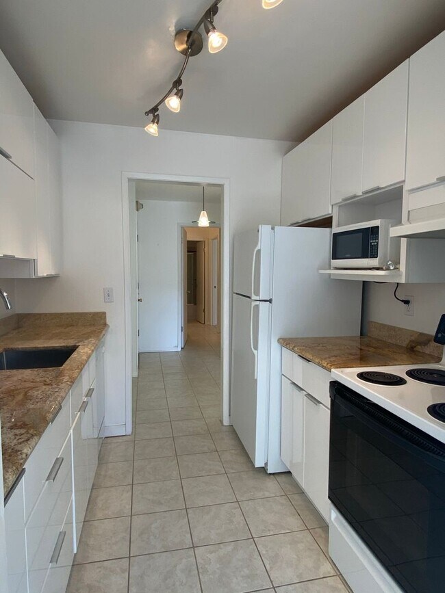 Foto del edificio - One Bedroom Condo Available in Watergate Community/Emeryville!