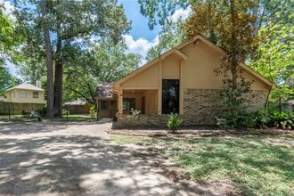 Building Photo - 1906 Woodhue Dr