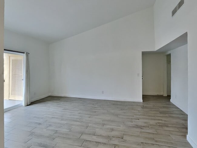Building Photo - 828 S Langley Ave