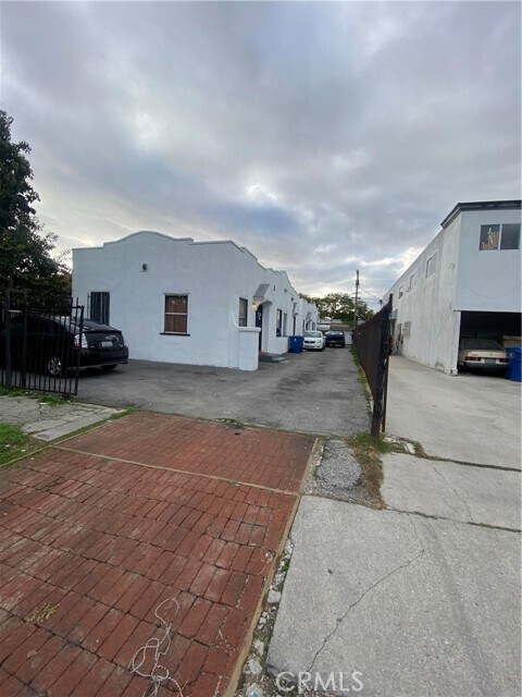 Building Photo - 2651 Cloverdale Ave