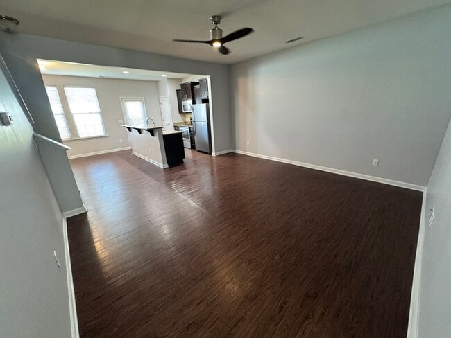 Building Photo - MOVE IN READY! 3 Bed 2.5 Bath Town Home