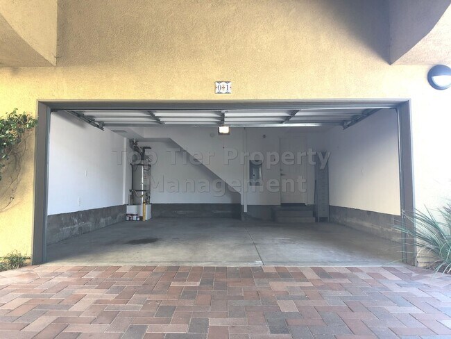 Foto del edificio - **Gated 3 bed, 3 bath Townhome with 2-Car ...