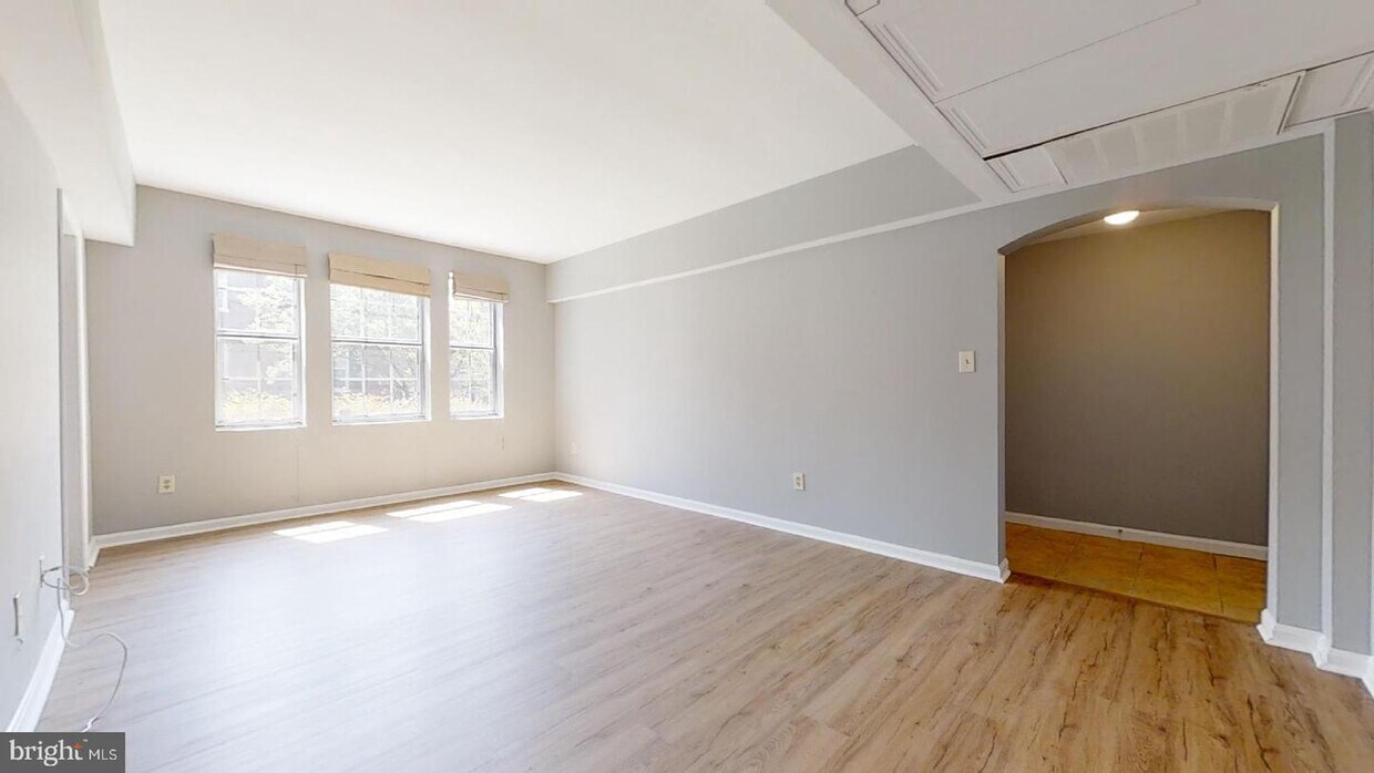 Primary Photo - 1737 Queens Ln