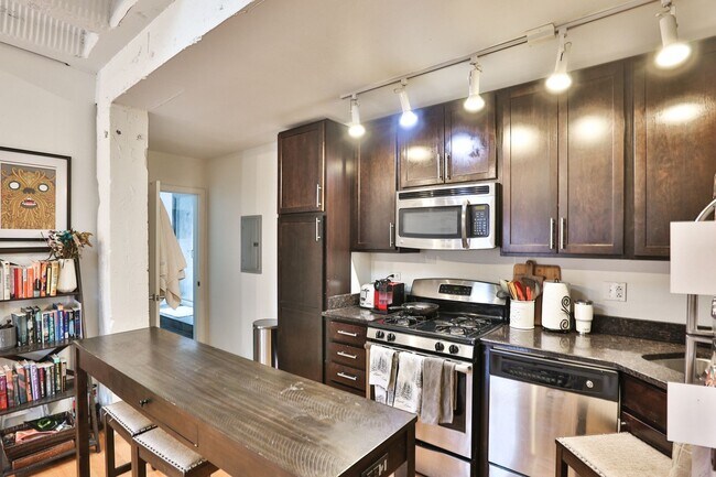 Building Photo - Wicker Park Huge 2 Bedroom Loft With Soaring Ceilings
