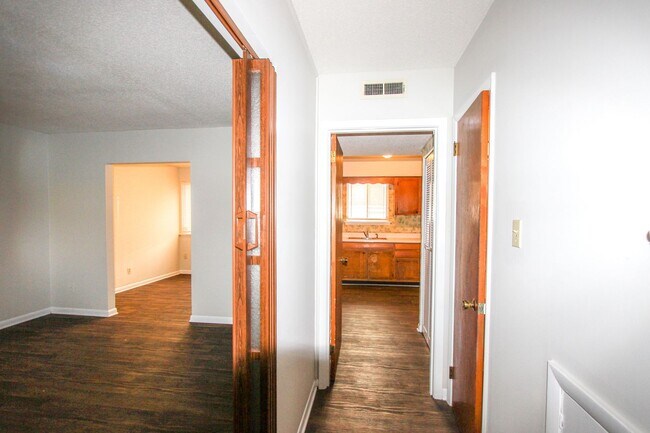 Building Photo - 2 bedroom, 2.5 bath townhouse-style condo ...
