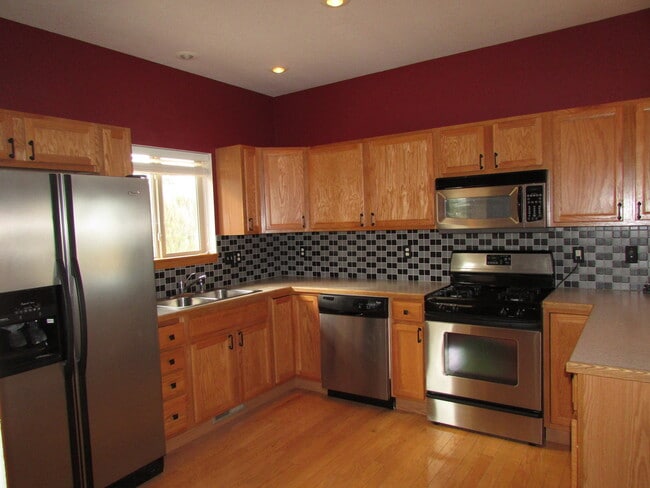 Building Photo - 3 BEDROOM | 3 BATH | DOUBLE CAR GARAGE | T...