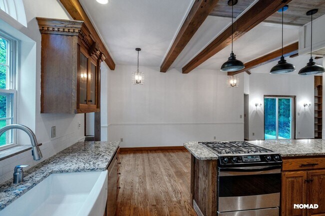 Building Photo - Spacious 4BR House in Bristol