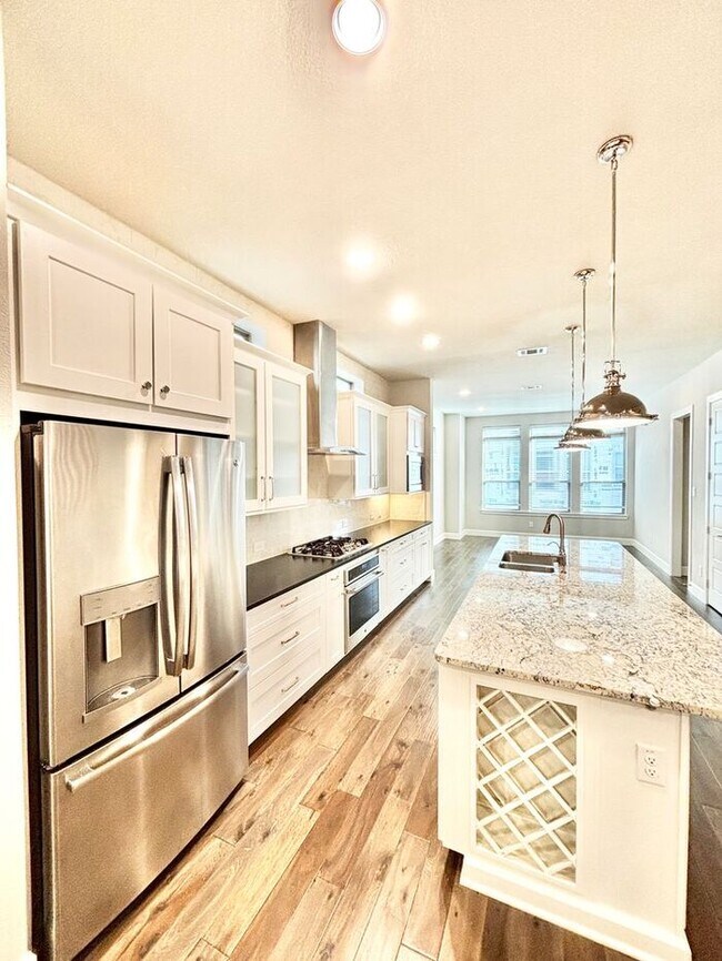 Building Photo - Spacious 3-Bedroom Home with Modern Amenit...
