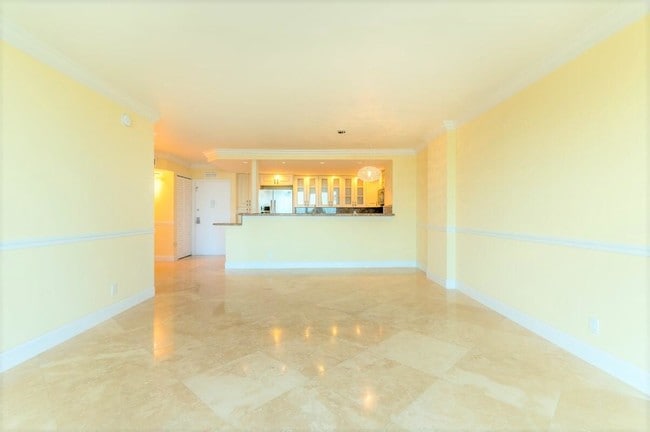 Building Photo - 1147 Hillsboro Mile